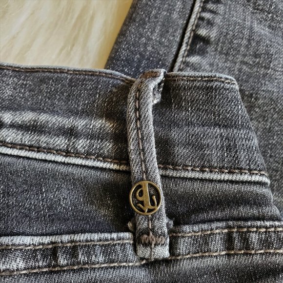 Driftwood Jackie Embroidered Hem Jeans Size 28 EUC - Picture 10 of 16